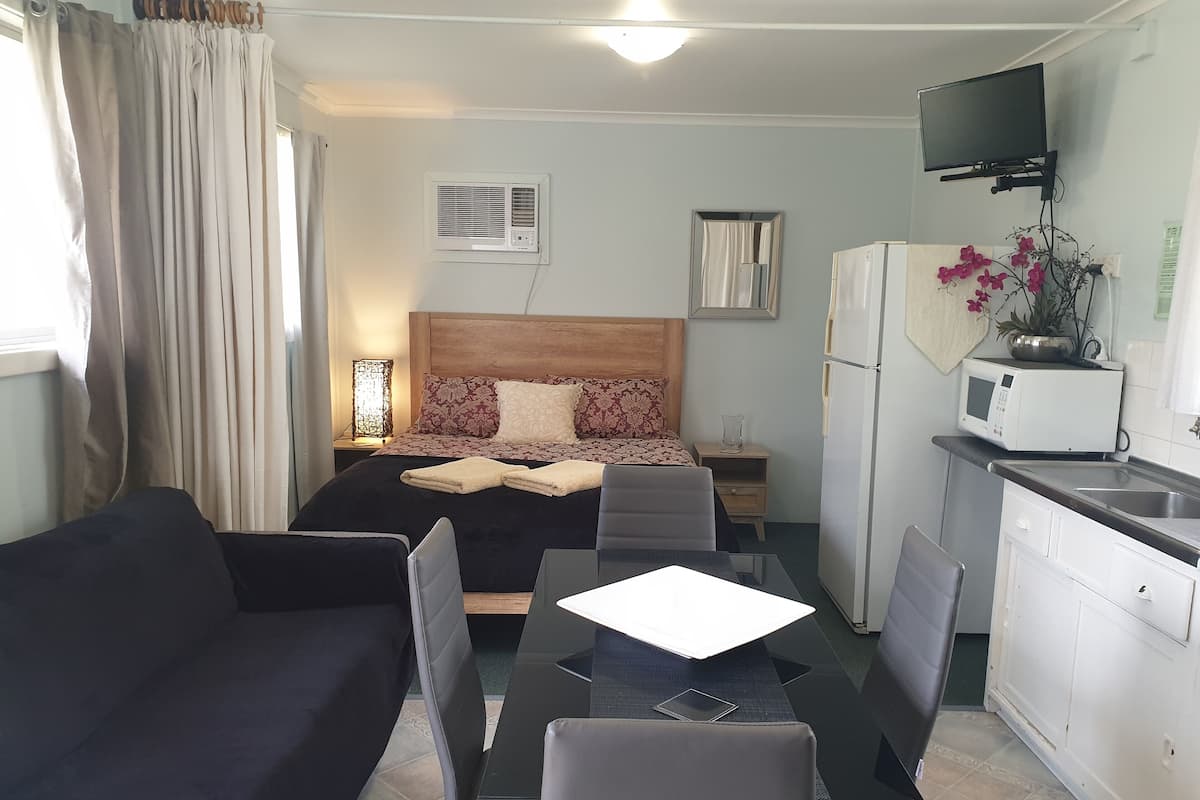 Studio Family Self-Contained Ensuite | 1 bedroom, blackout drapes, bed sheets