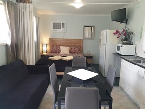 Studio Family Self-Contained Ensuite | Màn/rèm cản sáng, bộ trải giường 