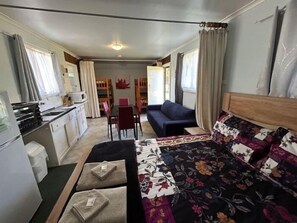 Studio Family Self-Contained Ensuite | Blackout curtains, bed sheets - KI Caravan Park, Kingscote (Brownlow Ki)
