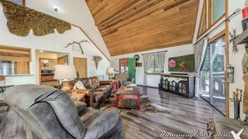 Een televisie, een open haard, een dvd-speler en tafelvoetbal