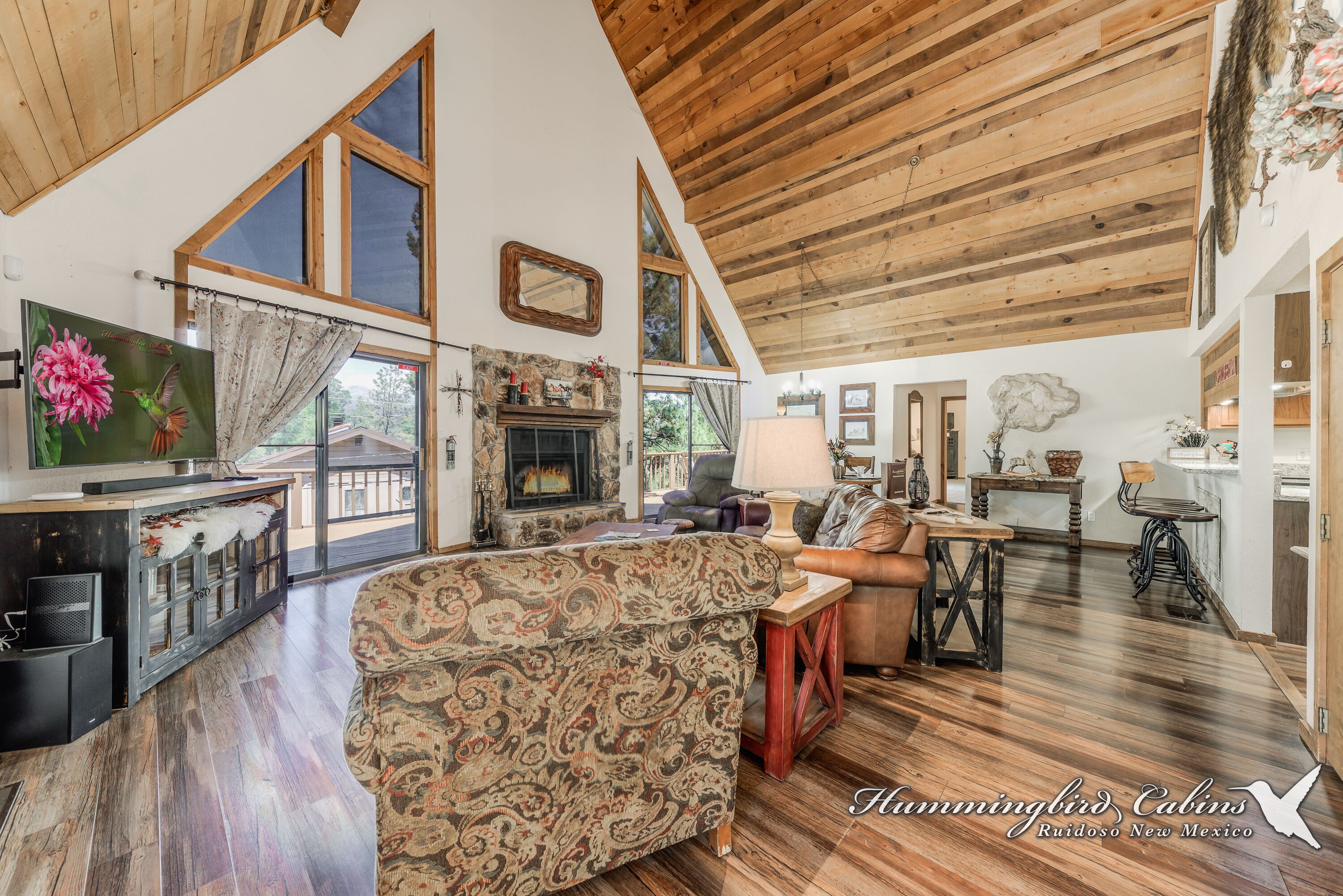 Een televisie, een open haard, een dvd-speler en tafelvoetbal