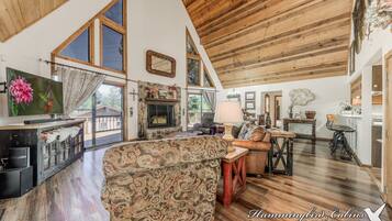 Een televisie, een open haard, een dvd-speler en tafelvoetbal