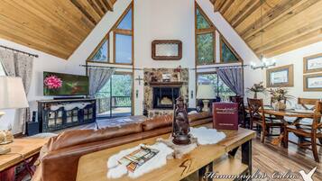 Een televisie, een open haard, een dvd-speler en tafelvoetbal