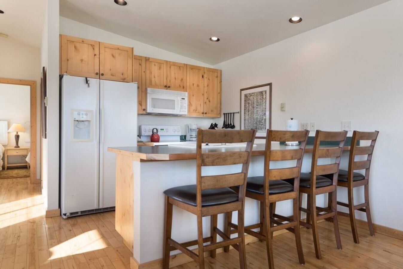 Réfrigérateur, four à micro-ondes, un four, surface de cuisson