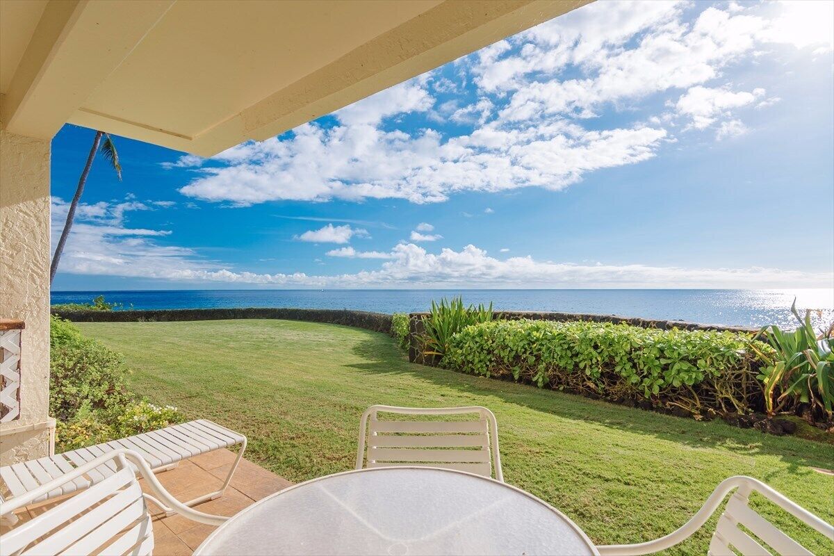Beautiful Air Conditioned Ocean Front 2 Bedroom Condo with heated pool