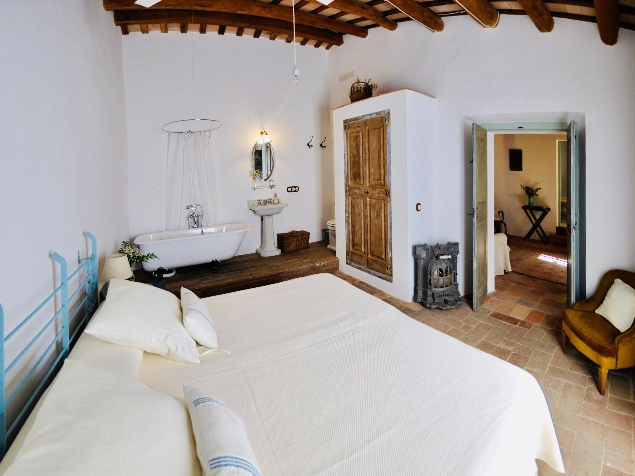 6 bedrooms, iron/ironing board, internet, bed sheets