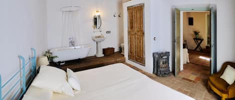 6 bedrooms, iron/ironing board, internet, bed sheets