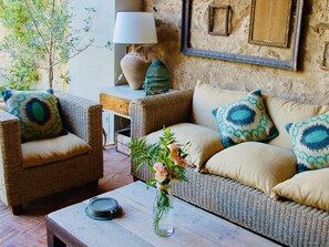 Fernseher, Kamin, DVD-Player, Stereoanlage