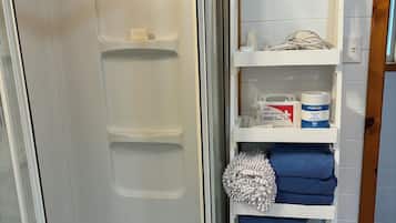 Douche, sèche-cheveux, serviettes fournies, savon