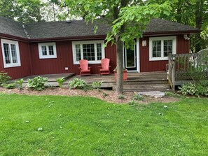 Terrace/patio - Your Vacation Retreat - Lakebreeze Cottage on Cameron Lake (Kawartha Lakes)