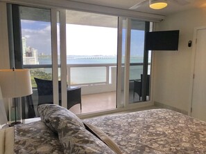 2 Schlafzimmer, Schreibtisch, Bügeleisen/Bügelbrett, Reisekinderbett