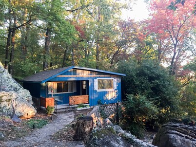 Blue Ivy: Cottage w/Modern Charm, 1 Mile to Ruby Falls