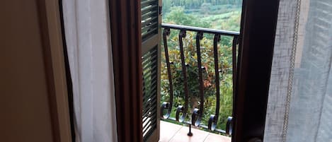 Dreibettzimmer, Balkon, Hügelblick | Blick vom Balkon