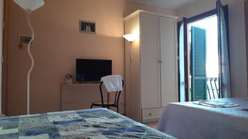 Camera tripla, balcone, vista collina | Televisione