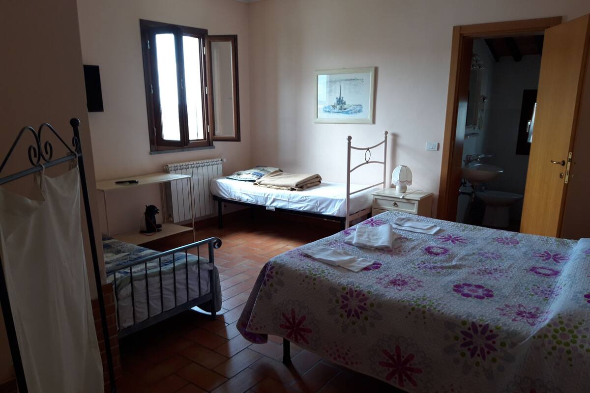 Habitación triple, vista a la colina | Sábanas italianas Frette, ropa de cama de alta calidad y edredón