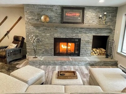 ⭐Mountain Modern Escape⭐INDOOR HOT TUB & FIREPLACE walk to Keystone Slopes