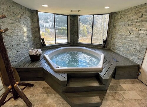 ⭐Mountain Modern Escape⭐INDOOR HOT TUB & FIREPLACE walk to Keystone Slopes