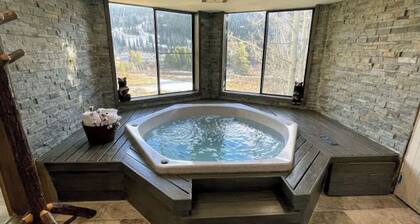⭐Mountain Modern Escape⭐INDOOR HOT TUB & FIREPLACE walk to Keystone Slopes