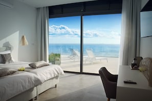 5 chambres, coffres-forts dans les chambres, bureau