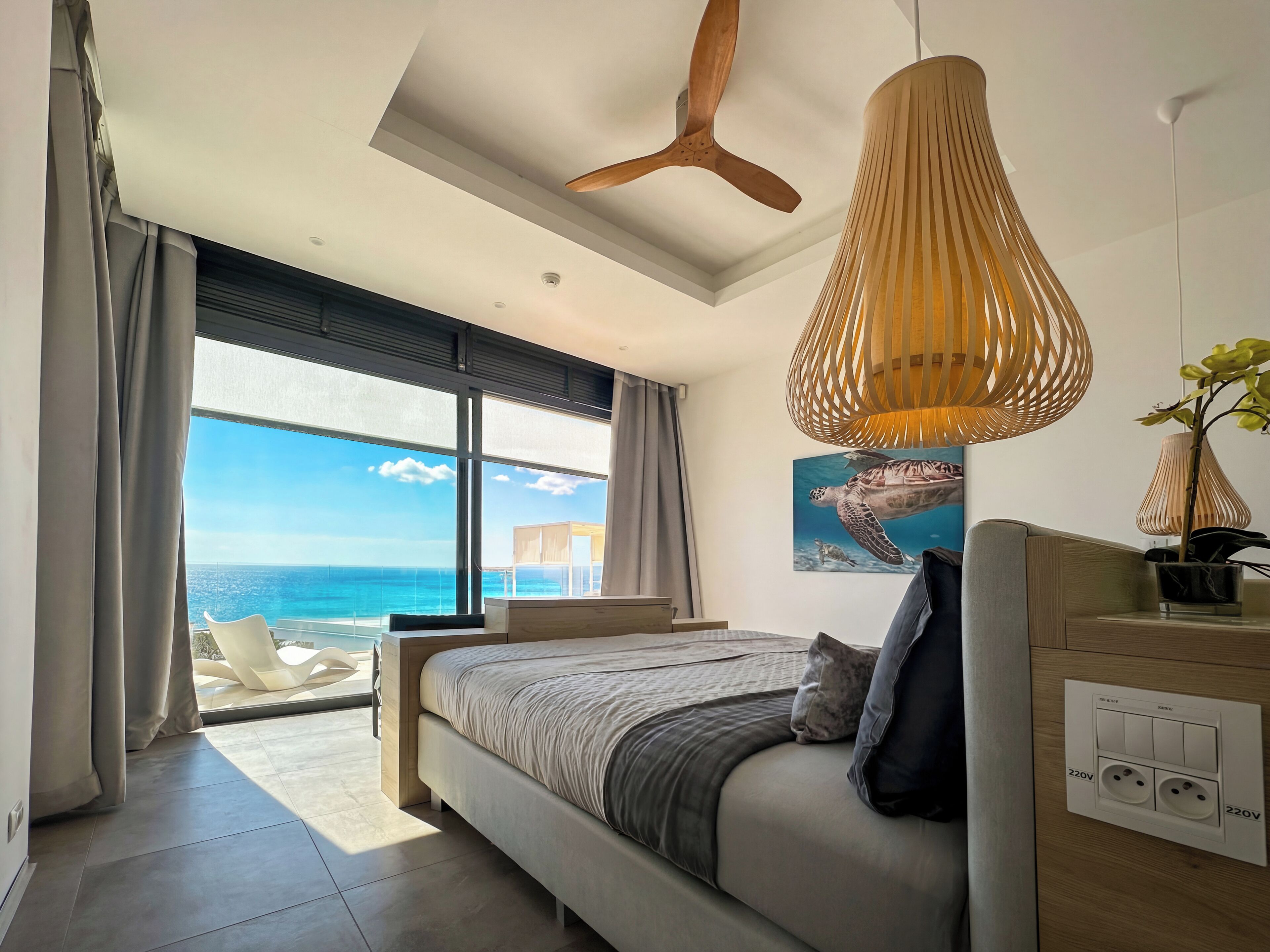 5 間睡房、房內夾萬、書桌、熨斗/熨衫板