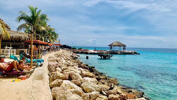 Plage, chaises longues, serviettes de plage