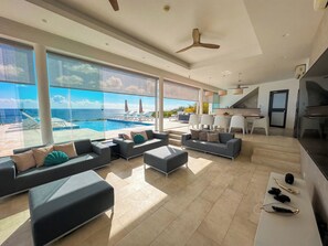 Een smart-tv, videogames, een dvd-speler en tafelvoetbal