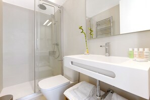 Dusche, Haartrockner, Handtücher, Seife