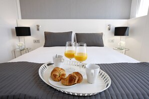 In-room safe, iron/ironing board, free WiFi, bed sheets - Latina Plaza (Madrid)