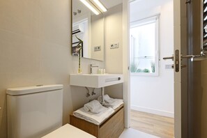 Shower, hair dryer, towels, soap - Latina Plaza (Madrid)