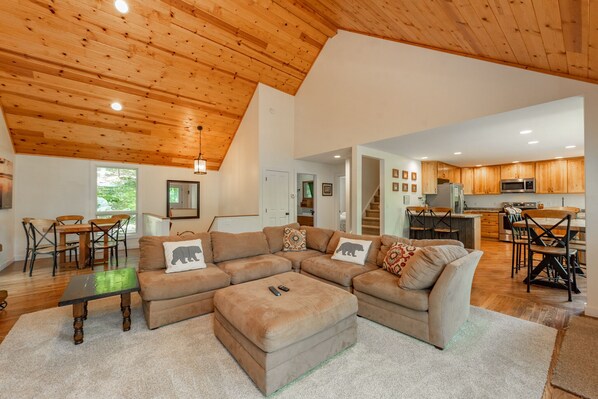 Smart-tv, eldstad och dvd-spelare