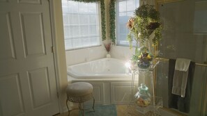 Combined shower/bathtub, jetted bath, hair dryer, towels
