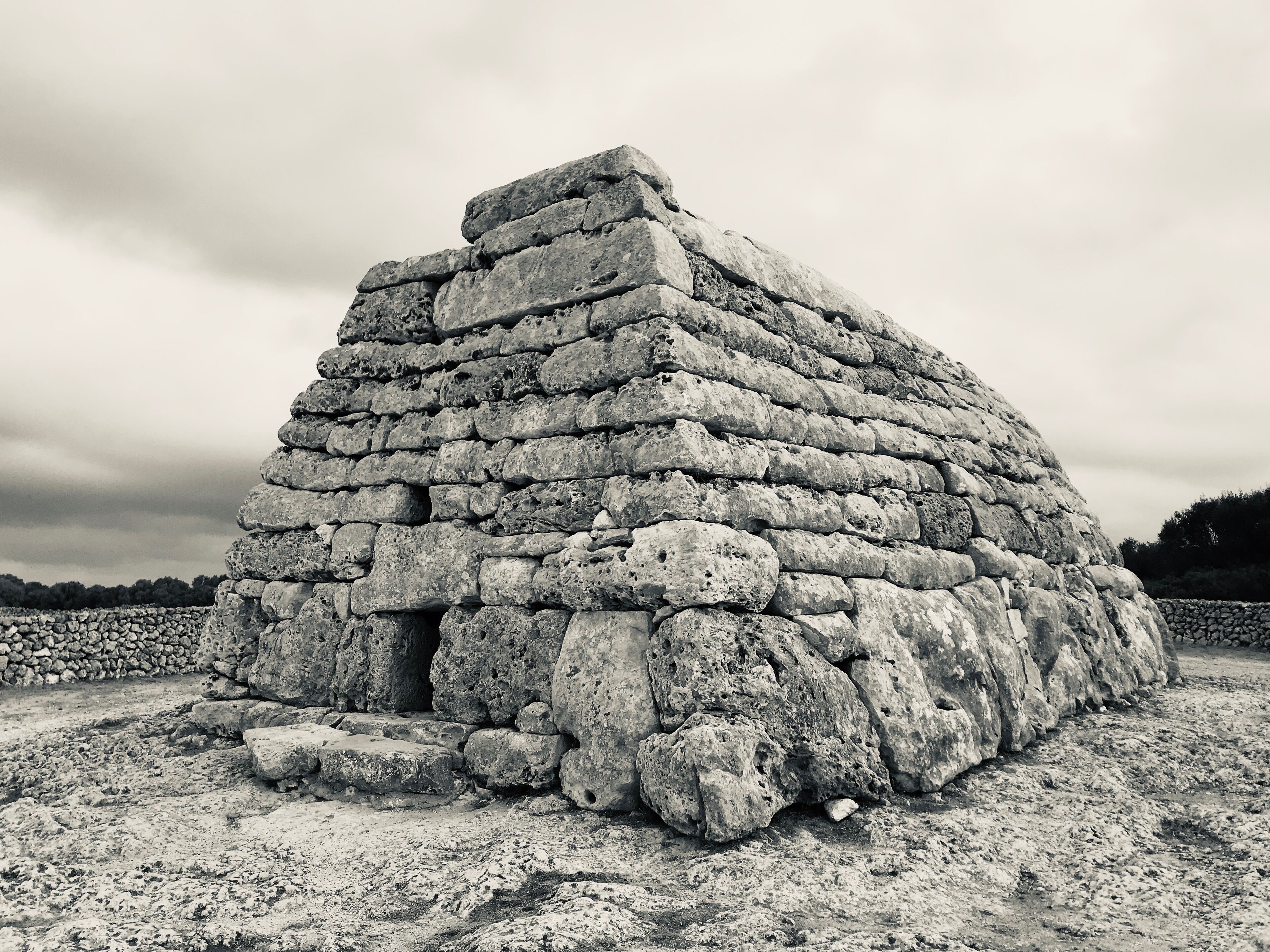Une grande structure en pierre, à étages, qui pourrait être un monument historique ou un bâtiment d’importance historique.