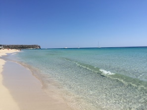 Playa en los alrededores y camastros 