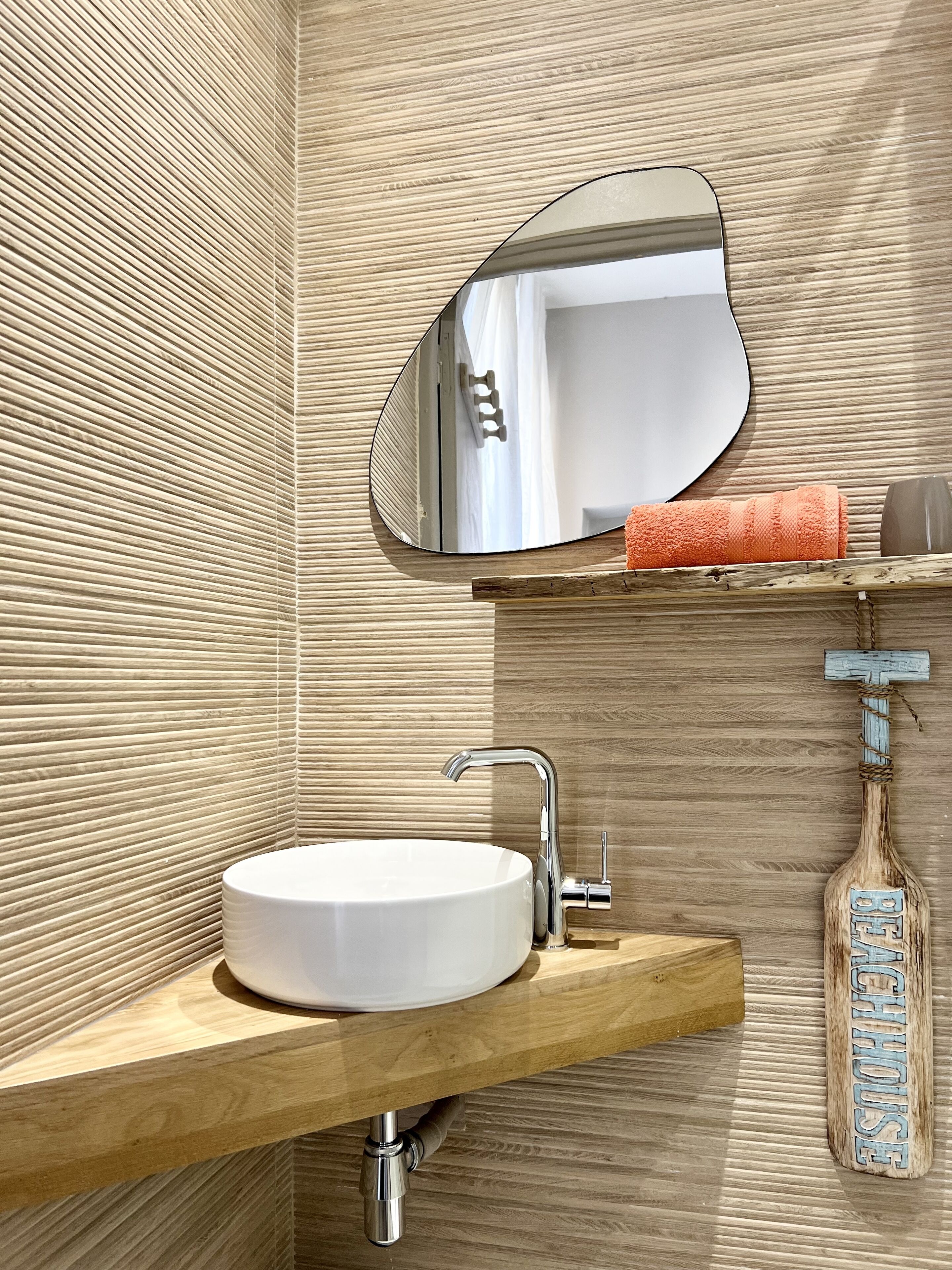 Douche, sèche-cheveux, serviettes fournies, savon