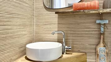 Douche, sĂšche-cheveux, serviettes fournies, savon