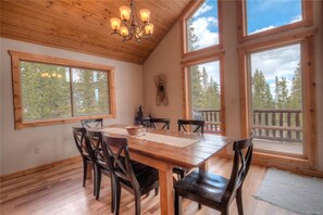 Dining - Quiet Mountain Retreat in Valley of the Sun (Alma)