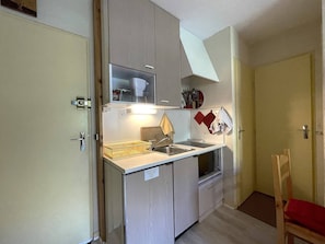 Kjøleskap, ovn, oppvaskmaskin og kaffetrakter/tekoker