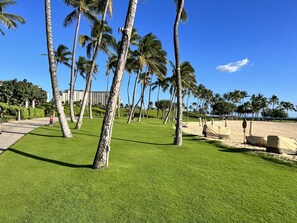 Property grounds - Beautiful Fairways Condo near Disney’s Aulani, Four Seasons, Lagoons and Golf  (Kapolei)