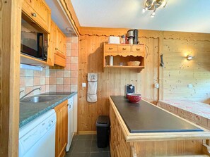 Fridge, oven, dishwasher, coffee/tea maker