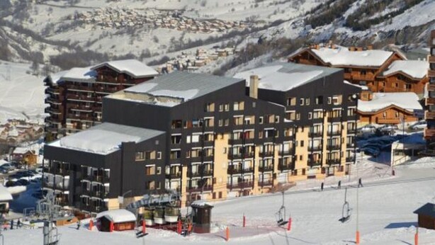 A ski resort with multi-story buildings, ski lifts, and a snowy landscape. - Renovated mountain-style studio for 4 in Les Menuires, east balcony, direct slope access (Les Menuires)