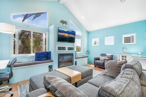 Smart TV, fireplace, books - Rooftop Dream Home - Stunning Panoramic Views, Fire Pit, Sauna, Lots of Parking! (San Diego)