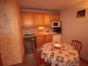 Coffee/tea maker, fridge, oven, dishwasher