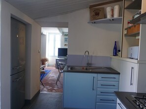 Fridge, oven, stovetop, dishwasher - Renovated Country House with Garden, 2 Bedrooms, 500m from Beach (Barbâtre)