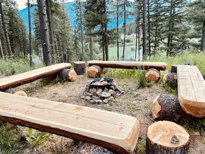 Property grounds - Alpine Lodge - Epic Views, Hot Tub, 2 Miles to Downtown Leavenworth! (Leavenworth)