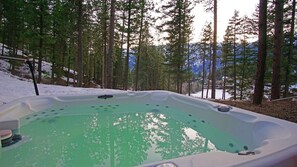 Outdoor spa tub - Alpine Lodge - Epic Views, Hot Tub, 2 Miles to Downtown Leavenworth! (Leavenworth)