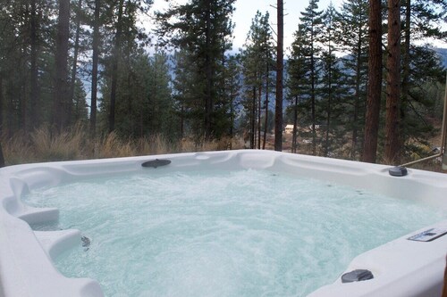 Alpine Lodge - Epic Views, Hot Tub, 2 Miles to Downtown Leavenworth!
