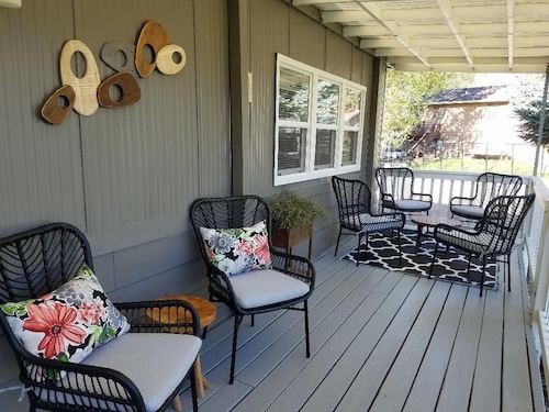 RELAX & STAY AWHILE,  WALK  TO CANYON LAKE , HIKING TRAILS, KAYAKING & FISHING