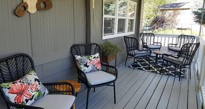 RELAX & STAY AWHILE, WALK TO CANYON LAKE , HIKING TRAILS, KAYAKING & FISHING