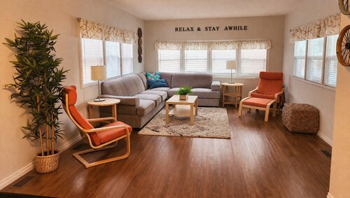 RELAX & STAY AWHILE,  WALK  TO CANYON LAKE , HIKING TRAILS, KAYAKING & FISHING