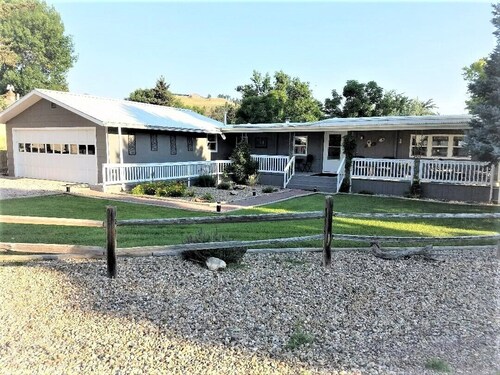 CANYON LAKE RETREAT
Relax, Unwind & Enjoy Lake Walks, Hiking, Kayaking & Fishing